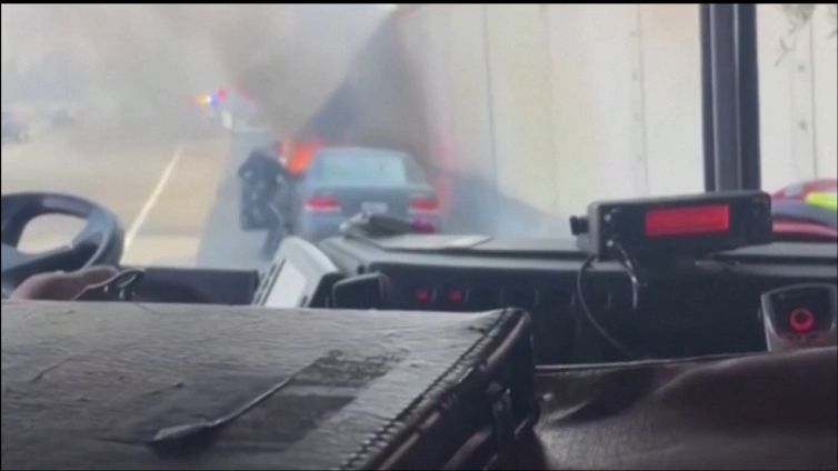L'auto è in fiamme: l'eroico salvataggio del poliziotto