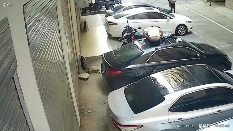 Fanno sesso sul balcone: lei vola sull'auto sottostante