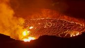 La lava nel cratere del vulcano: la minaccia nelle Hawaii