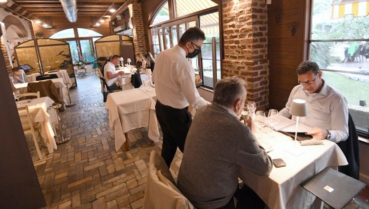 Cos’è la tassa sulle mance: come funziona e chi controlla