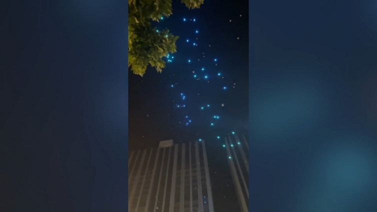 Droni illuminano il cielo, ma lo spettacolo in Cina degenera
