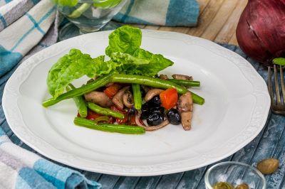 La ricetta dei peperoni e seppie in umido con fagiolini e basilico
