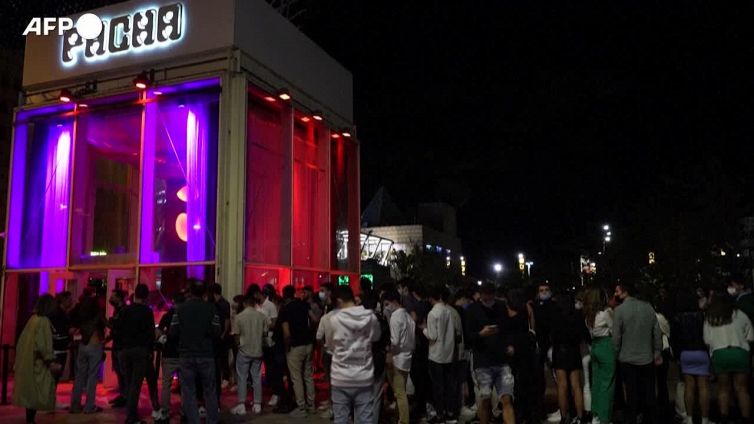 Il ritorno in discoteca a Barcellona, riapertura solo per i vaccinati