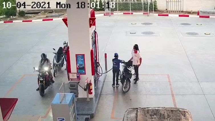 Fa rifornimento: la sorpresa è agghiacciante