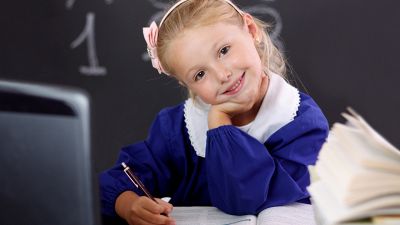 Pulire il grembiule della scuola in modo eco ed efficace