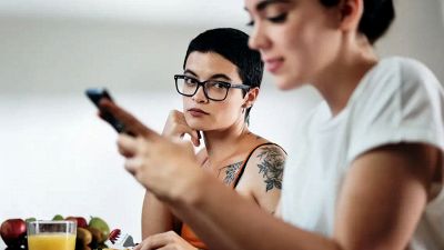 Cos'è il phubbing e perché fa più male di quanto pensi