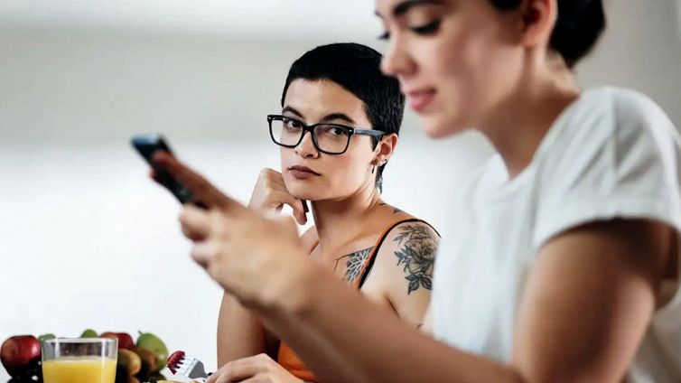 Cos'è il phubbing e perché fa più male di quanto pensi
