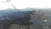 Canarie, il vulcano Cumbre Vieja distrugge un cementificio