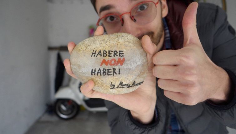 Baratta un sasso per una casa: la folle impresa tutta italiana