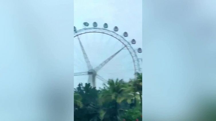 Tifone investe ruota panoramica: quello che accade è impressionante