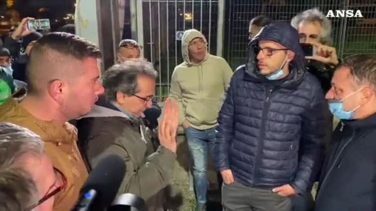 Torino, acceso confronto tra no green pass e sindacalisti al presidio dei lavoratori di Avio Aero di Rivalta