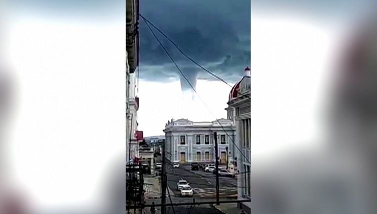 L'impressionante tromba marina incombe sulla città