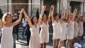 Flashmob di protesta: le hostess di Alitalia si spogliano in Campidoglio