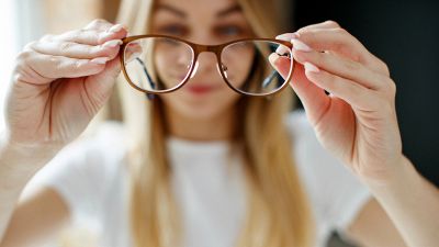 Gli occhiali che curano la miopia