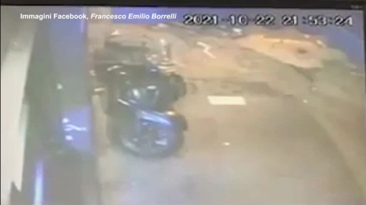 Napoli, strattonata e rapinata dal tabaccaio: poi insegue il ladro in macchina