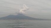 Napoli, effetto ottico sopra al Vesuvio, sembra il fumo di un'eruzione, ma sono nuvole