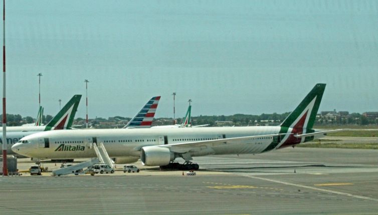 Alitalia, i cimeli in vendita online vanno a ruba