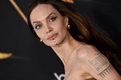 Angelina Jolie indossa il chin cuff: cos’è il gioiello che fa discutere