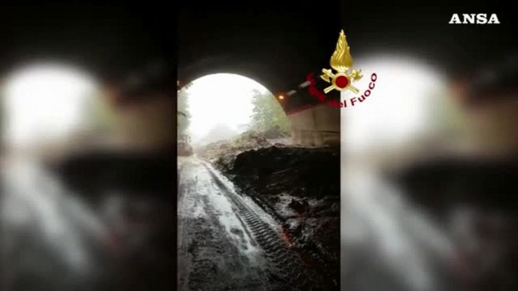 Maltempo a Cosenza, una frana blocca la galleria Serra a San Giovanni in Fiore