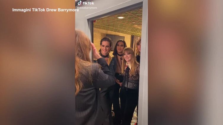 Drew Barrymore si emoziona incontrando Maneskin al Tonight Show di Jimmy Fallon
