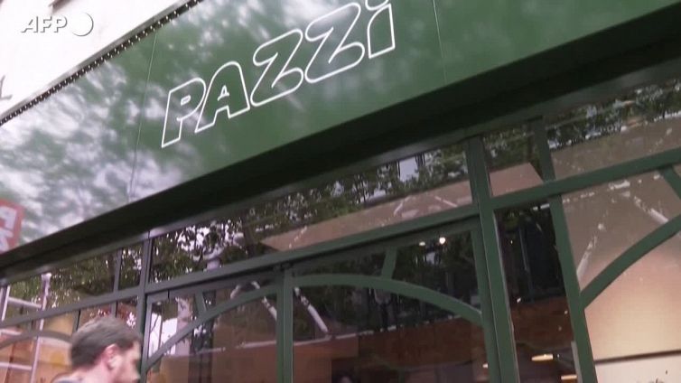 Il robot pizzaiolo debutta a Parigi