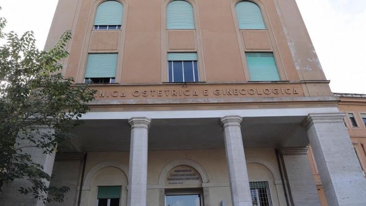 Can Yaman al Policlinico Umberto I: nuovo macchinario e regali ai bambini ricoverati