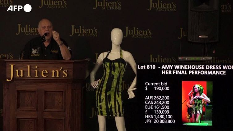 Amy Winehouse, il vestito dell'ultimo concerto battuto all'asta per 243mila dollari