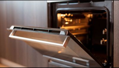 Il trucco della stampella per pulire il vetro del forno