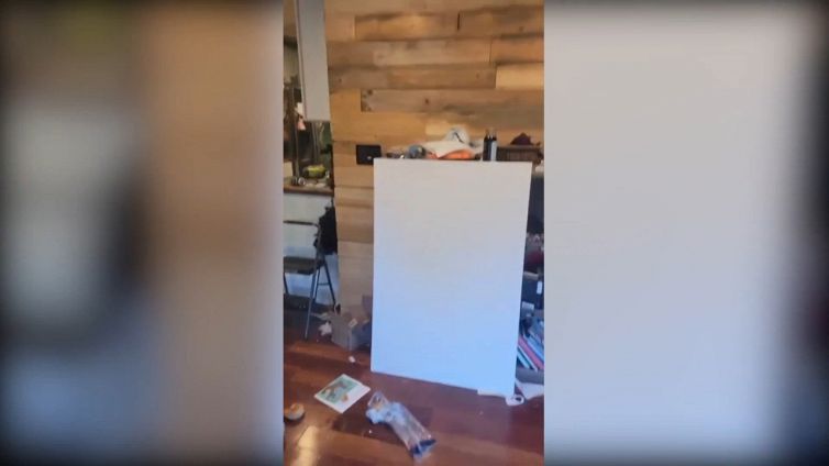 Rientra a casa e trova una sorpresa 'da paura' in cucina