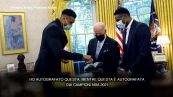 Basket, Giannis Antetokounmpo incontra Biden: in regalo le scarpe autografate