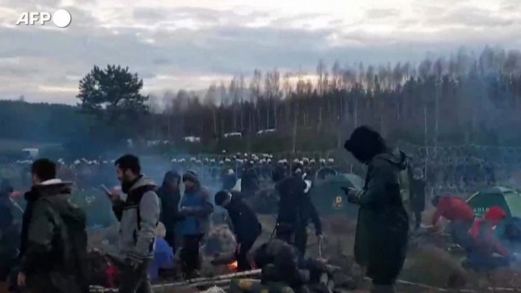 Scontro sui migranti, alta tensione al confine tra Polonia e Bielorussia