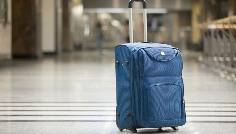 Aprono la valigia in aeroporto: quello che trovano è insospettabile