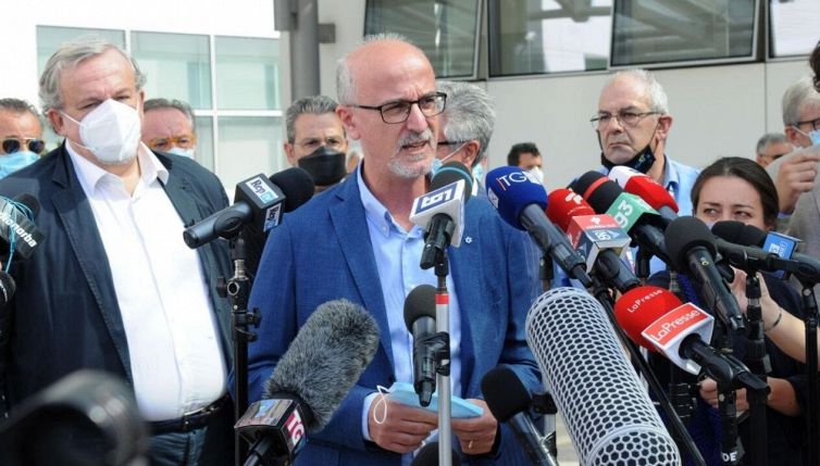 Dimissioni Lopalco: lo stipendio da assessore e la carriera