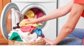 Come leggere l'etichetta dei vestiti: il trucco per fare bene la lavatrice
