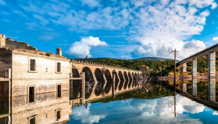 Sotto il lago Omodeo è nascosta una casa fantasma: la storia segreta