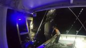 Cattura tonno di circa 3 metri e la barca quasi si capovolge: l'incredibile pesca