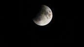 Arriva l’eclissi lunare più lunga del secolo: quando sarà