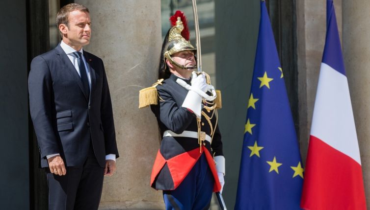 Macron cambia il blu della bandiera francese