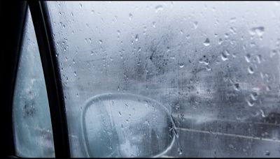 Il trucco per evitare la condensa sui vetri dell'auto