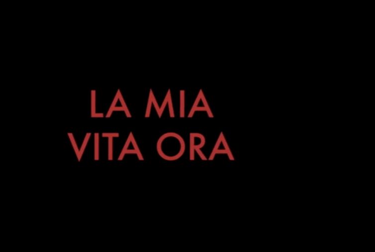 Can Yaman racconta la sua vita tra le pagine di un libro: il video sui social
