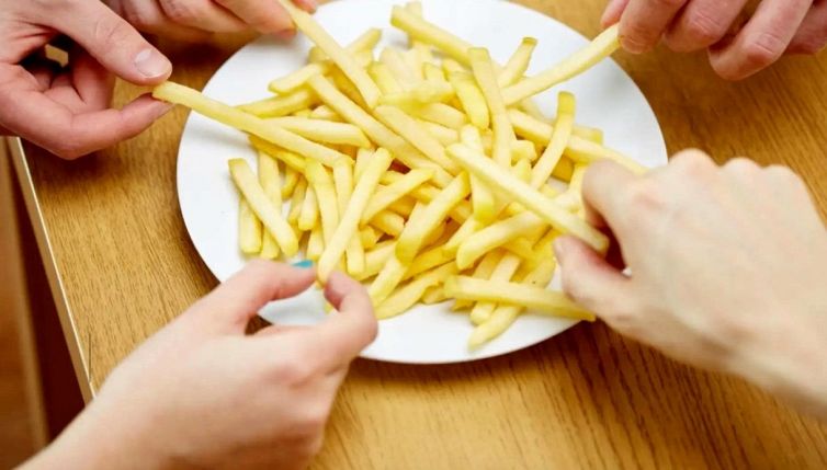 Il trucco per vivere a lungo: basta non mangiare questi cibi