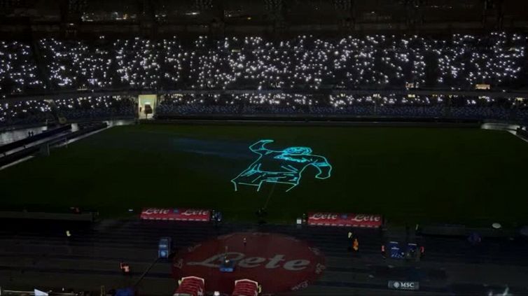 Maradona, la coreografia laser per celebrare "D10s" al primo anniversario dalla morte