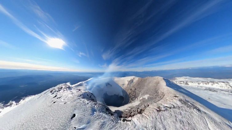 Il volo da paura nel cratere del vulcano attivo