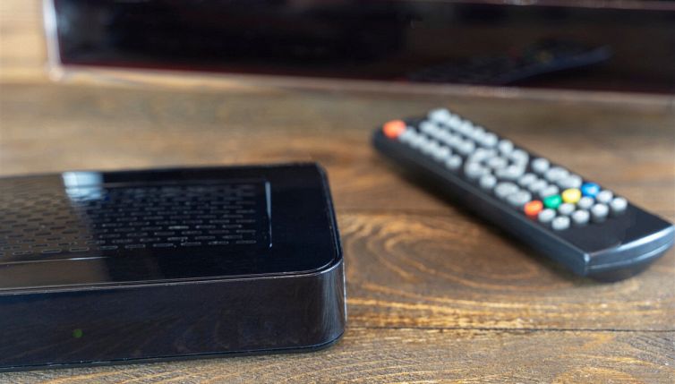 Come accendere tv e decoder con un solo telecomando