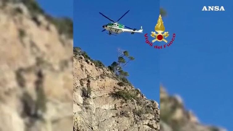 Rocciatore travolto da onda finisce in mare e muore
