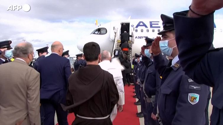 Il Papa inciampa sui gradini della scaletta dell'aereo ma non cade