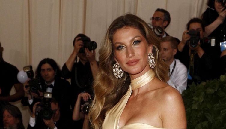 Gisele Bündchen salva una tartaruga, il bel gesto per l’ambiente