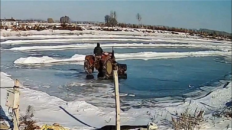 Col trattore per spazzare la neve dal lago ghiacciato: il disastro è servito