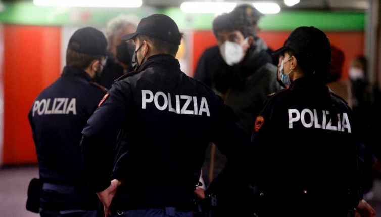 Obbligo vaccinale, maxi multa per poliziotti no vax