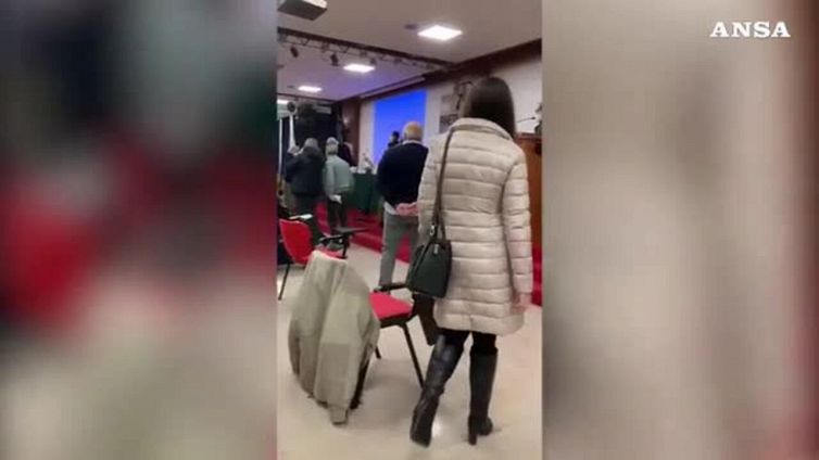 Roma, blitz dei medici no vax al congresso dell'Ordine: 'Vergogna, mafiosi'